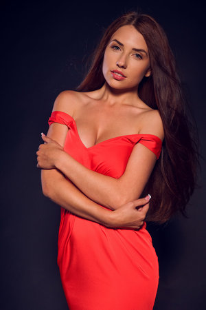 张一山女友被曝光是宋妍霏，网友晒出实锤图，两人光明正大秀同款？